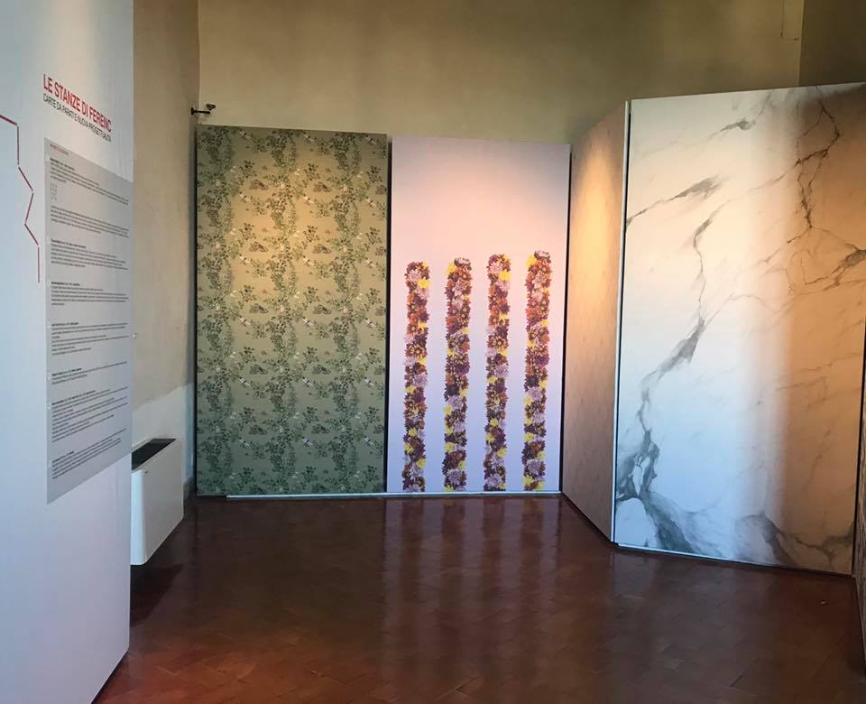 Le stanze di Ferenc — vue de l’espace d’exposition et des panneaux de papier peint, Villa d’Este, 2018–2019.